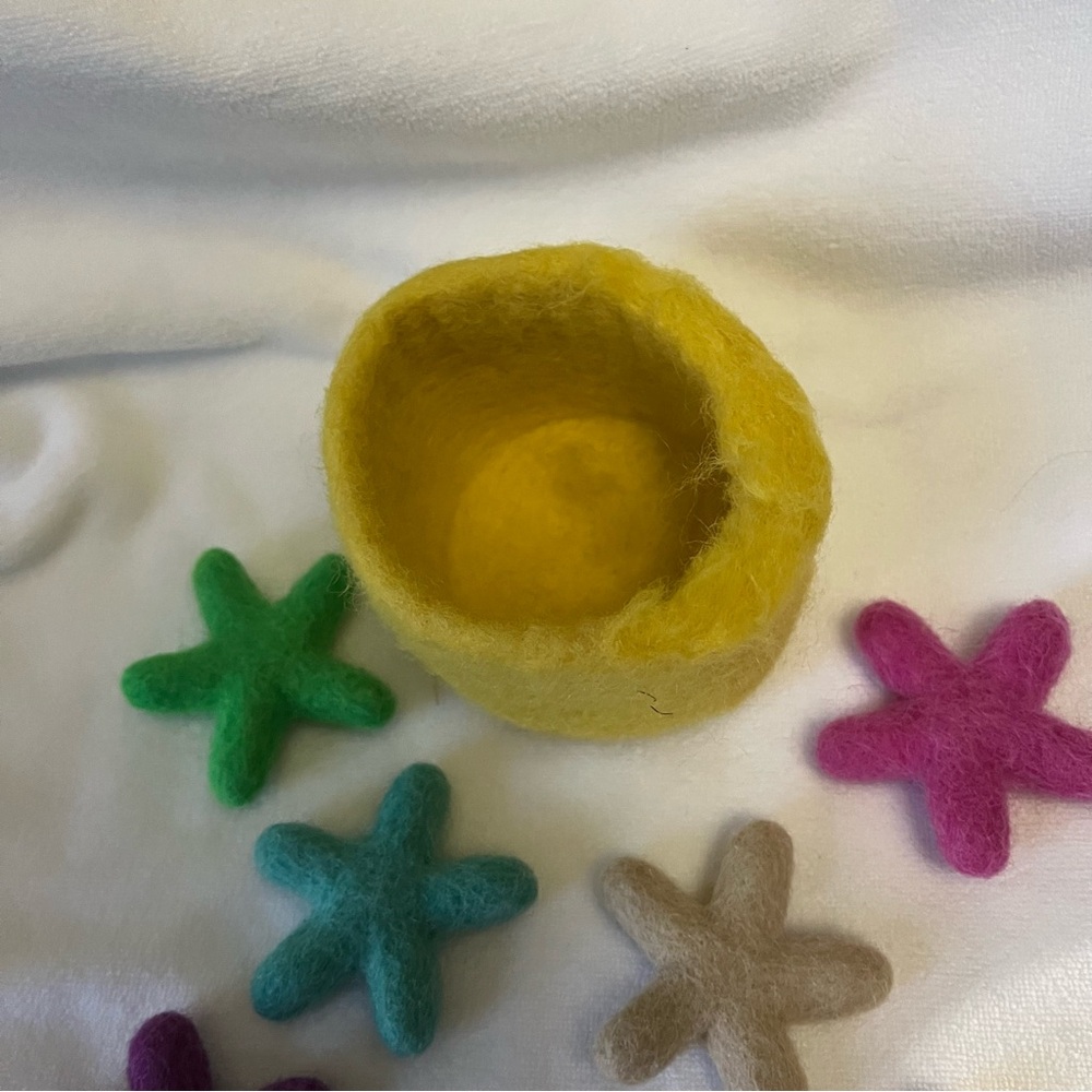 Lovevery Felt Stars The Companion Play Kit Motor Skills Montessori No Tweezers - Picture 3 of 3